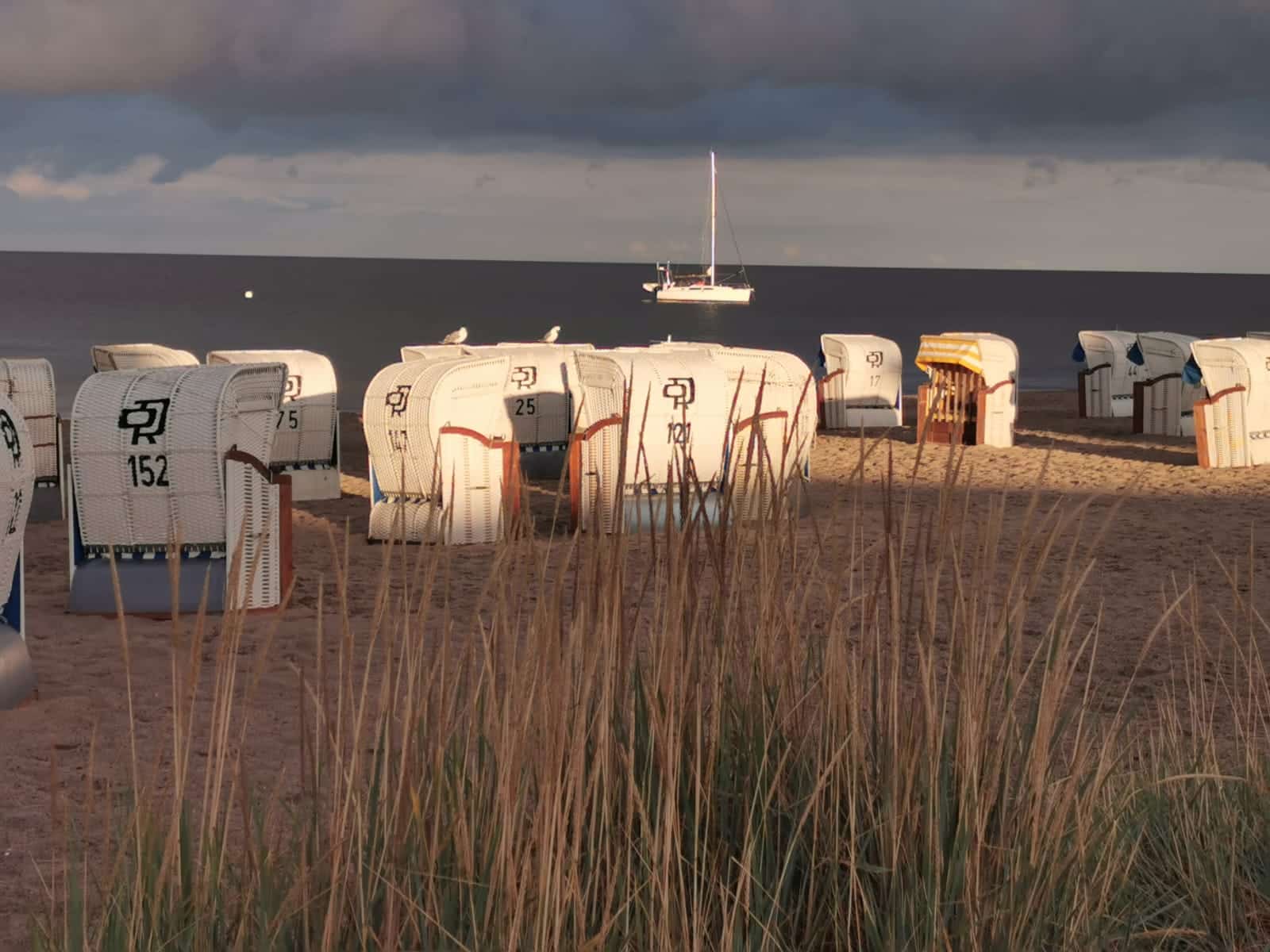 Strandmaennchen-Dahme-Strand-Schiff-Strandkorb